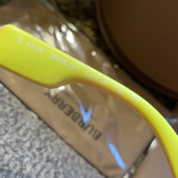 Authentic BURBERRY 56mm oval acetate UNISEX-sunglasses - Picture 8 of 13